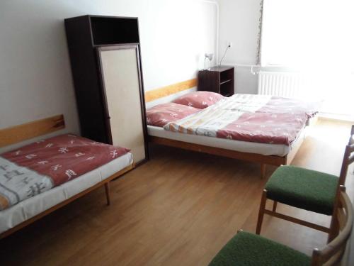 1 double bed, 1 twin bed