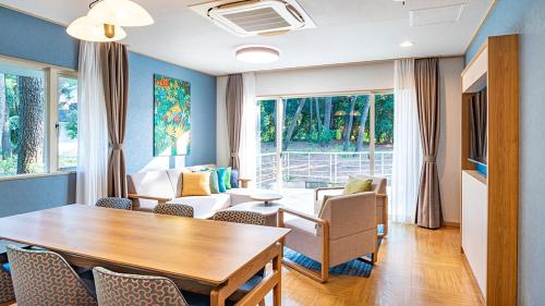 room detail thumbnail 2