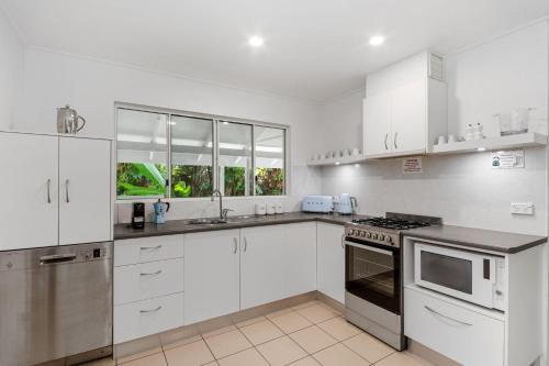 通過海道格拉斯港公寓 (By The Sea Port Douglas Apartments) in 道格拉斯港北