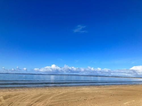 . 1 min walk to beach, tidy & comfortable
