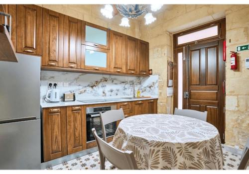 Birgu's central traditional apartment 5
