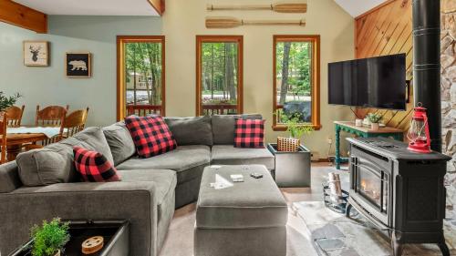 Deer Hollow by AvantStay Big Yard Lake Access in Albrightsville, USA