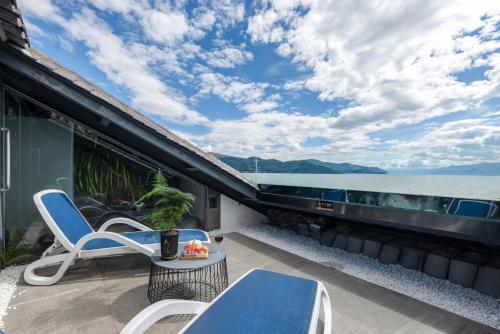 Cangyue Qionglou Lake View Holiday Hotel