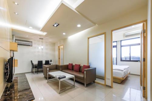 Deluxe Two-Bedroom Apartment image 1