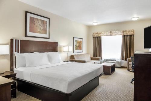 Ramada by Wyndham Lac La Biche Room Type - King Room- Non-Smoking