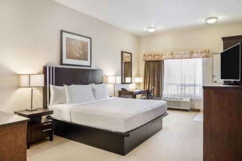 Ramada by Wyndham Lac La Biche Room Type - King Room - Disability Access - Non-Smoking