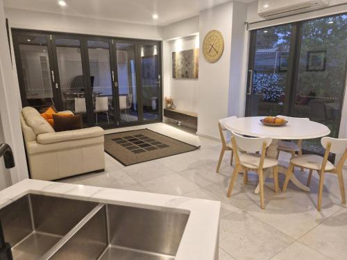 Facilities, Begonia Residence - A Walk to Deakin University in Burwood