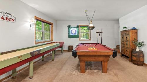 Tawny and Peaceful Game Room Firepit PatioDeck Workspace in Arrowhead Lake, USA