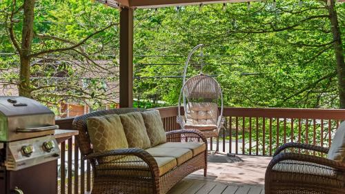 Tawny and Peaceful Game Room Firepit PatioDeck Workspace in Arrowhead Lake, USA