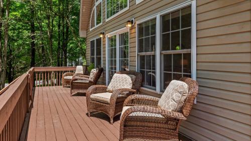 Tawny and Peaceful Game Room Firepit PatioDeck Workspace in Arrowhead Lake, USA