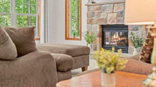 Tawny and Peaceful Game Room Firepit PatioDeck Workspace in Arrowhead Lake, USA