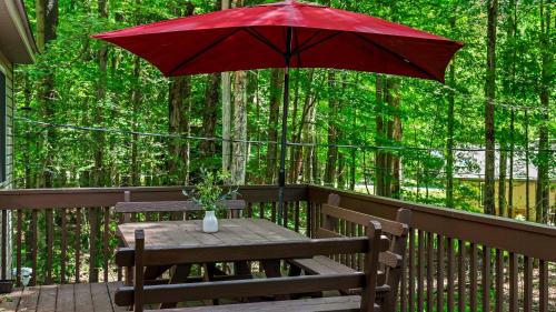 Tawny and Peaceful Game Room Firepit PatioDeck Workspace in Arrowhead Lake, USA