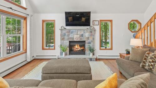 Tawny and Peaceful Game Room Firepit PatioDeck Workspace in Arrowhead Lake, USA