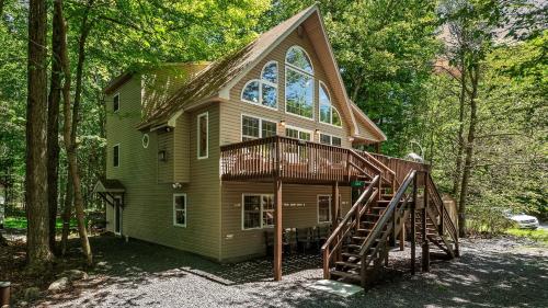 Tawny and Peaceful Game Room Firepit PatioDeck Workspace in Arrowhead Lake, Vereinigte Staaten von Amerika