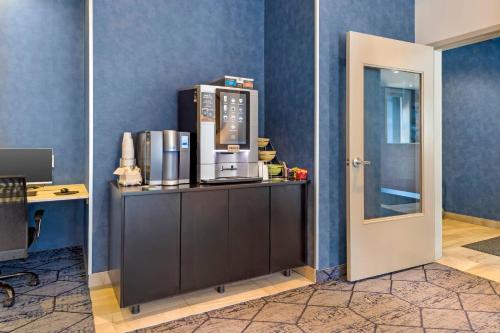 Quality Inn Centre-Ville - image 4