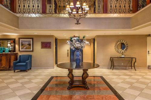 Clarion Collection Hotel Arlington Court Suites in Arlington, USA