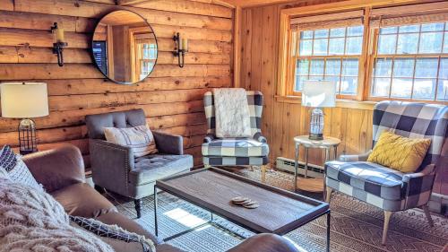Hickory Cabin by AvantStay Firepit Hot Tub Game Room Great Location in Palmerton, USA