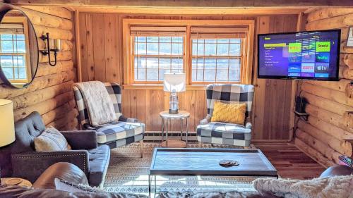Hickory Cabin by AvantStay Firepit Hot Tub Game Room Great Location in Palmerton, USA
