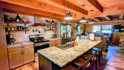 Hickory Cabin by AvantStay Firepit Hot Tub Game Room Great Location in Palmerton, USA