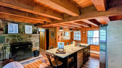 Hickory Cabin by AvantStay Firepit Hot Tub Game Room Great Location in Palmerton, USA