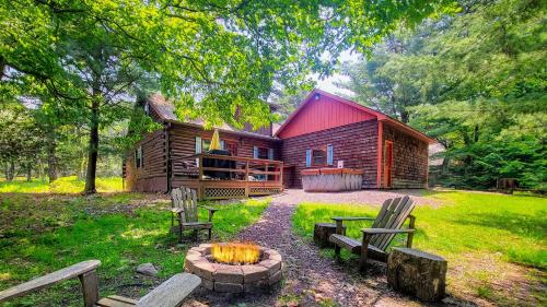 Hickory Cabin by AvantStay Firepit Hot Tub Game Room Great Location in Palmerton, USA