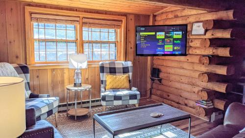 Hickory Cabin by AvantStay Firepit Hot Tub Game Room Great Location in Palmerton, USA