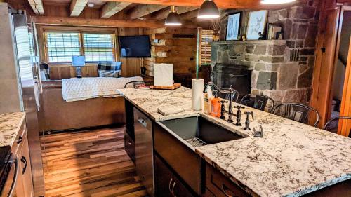 Hickory Cabin by AvantStay Firepit Hot Tub Game Room Great Location in Palmerton, USA