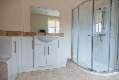 Luxury Town Centre Apartment - image 3