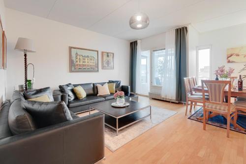 Central Luxury Stay w Vintage Charm & Sauna, Helsinki