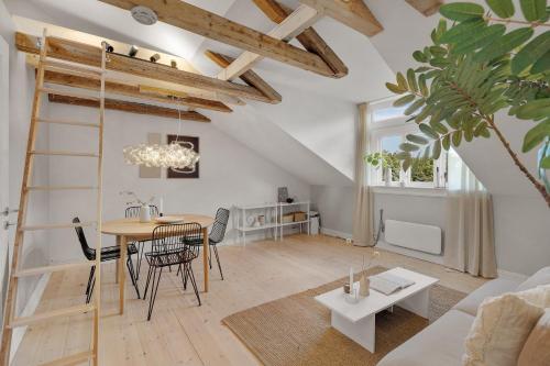 Urban Oasis in Trendy Grünerløkka - entire unit, Oslo