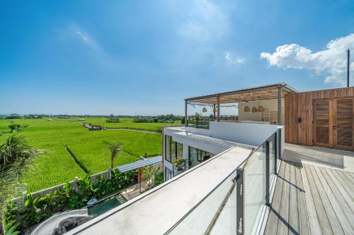 Villa Lumira - Breathtaking 4BR with Water Slide & Rice Field Views - image 2