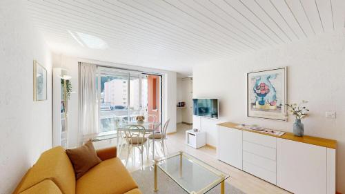 Apartment with Mountain View