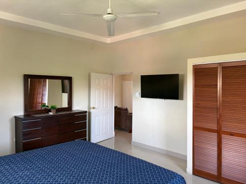 Cozy Retreat in Gated Portmore Country Club in Portmore