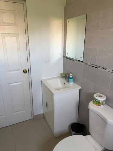 Cozy Retreat in Gated Portmore Country Club in Portmore