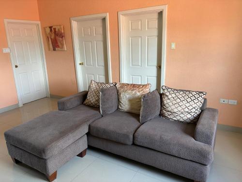 Cozy Retreat in Gated Portmore Country Club in Portmore