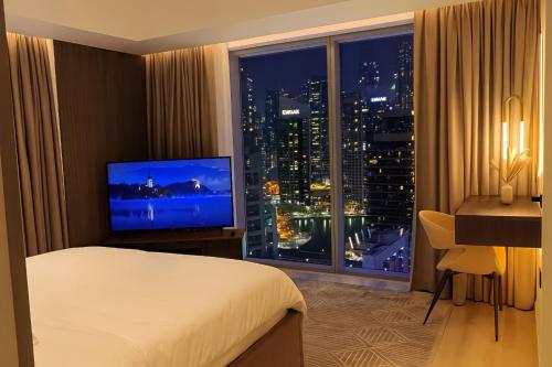 JW Marriott Stylish 1BR - Marina View - Direct Dubai Marina Mall Access - Pool & Gym - Free Parking, Dubai (photo 6)