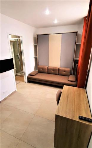 Studio Charmant et Cosy Proche Paris et Bourget Ideal pour Couples et professionnels moins 15 pource in Дрансі