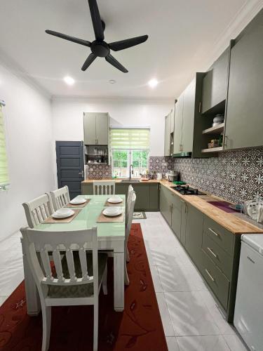 cuisine, Villa avec 4&nbsp;chambre(s) de &nbsp;m² et 3&nbsp;salle(s) de bains privée(s) à Kadok (Casadina Villa Homestay) in Kadok