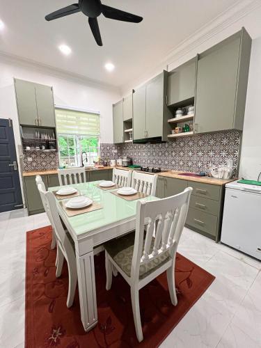 cuisine, Villa avec 4&nbsp;chambre(s) de &nbsp;m² et 3&nbsp;salle(s) de bains privée(s) à Kadok (Casadina Villa Homestay) in Kadok