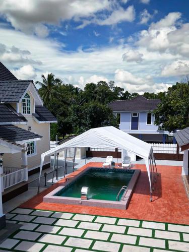 Piscine, Villa avec 4&nbsp;chambre(s) de &nbsp;m² et 3&nbsp;salle(s) de bains privée(s) à Kadok (Casadina Villa Homestay) in Kadok