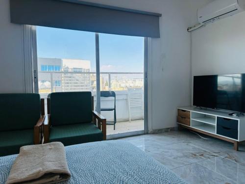 Central Rooms, 500m to Larnaca Marina 2