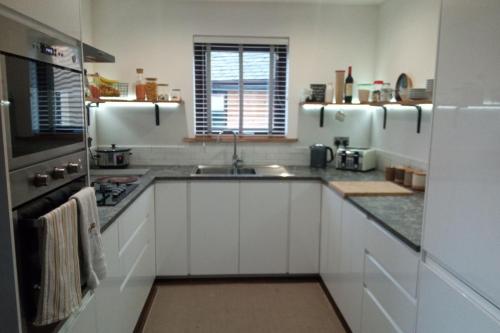 2 Bed Cottage Sleeps 4 -Private Garden -Pets Okay in Blairgowrie Városközpont