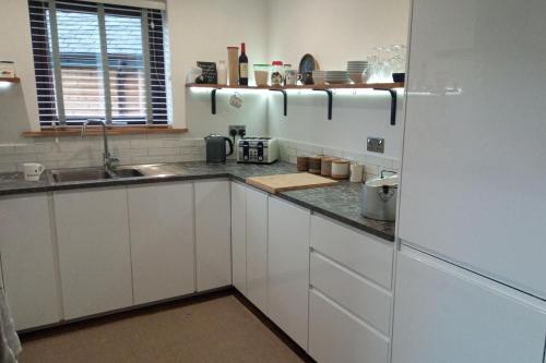 2 Bed Cottage Sleeps 4 -Private Garden -Pets Okay in Blairgowrie Városközpont