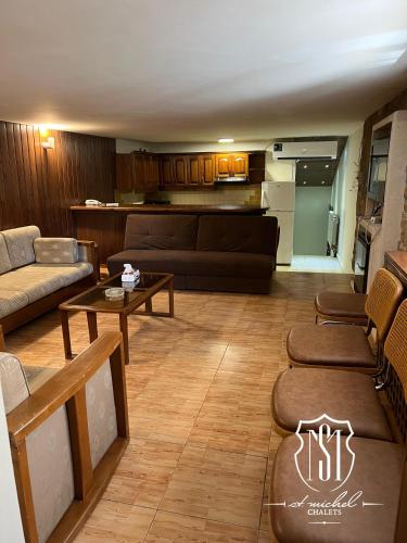 2 queen beds, 2 twin beds, 1 sofa bed