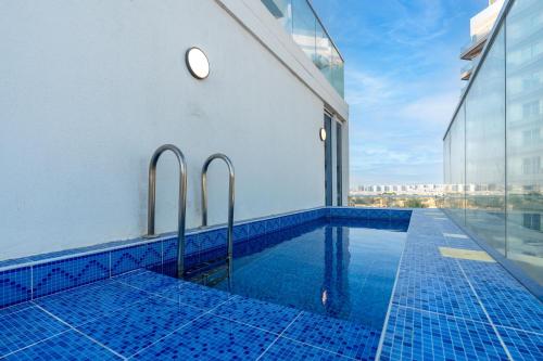 Lux BnB Gemz - Al Furjan I Private Pool 