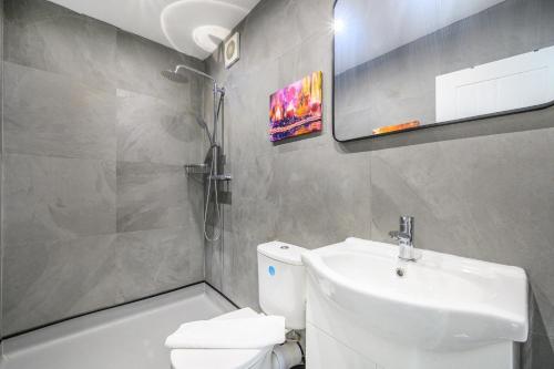 Shower, -11F1- for your most relaxed & cosy stay in Bolton and Undercliffe