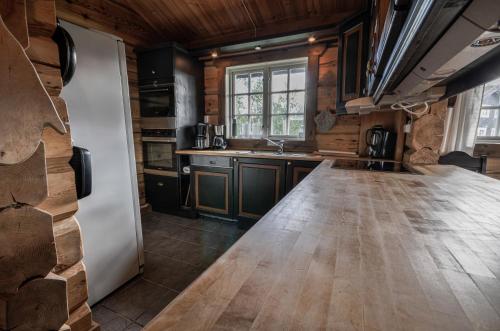 Kitchen, Charming Timber Lodge For Gathering And Celebrations in Beitostolen