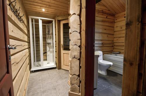 Shower, Charming Timber Lodge For Gathering And Celebrations in Beitostolen