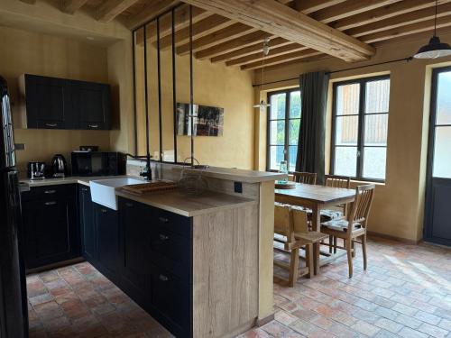 virtuve, Le Gîte du Bonheur - Maison normande familiale (Le Gite du Bonheur - Maison normande familiale) in La Croix-Saint-Leufroy