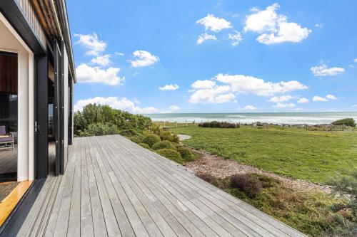 Balcony/terrace, Seafront, Sauna, Architecture The Surf Nest Full House in Okato